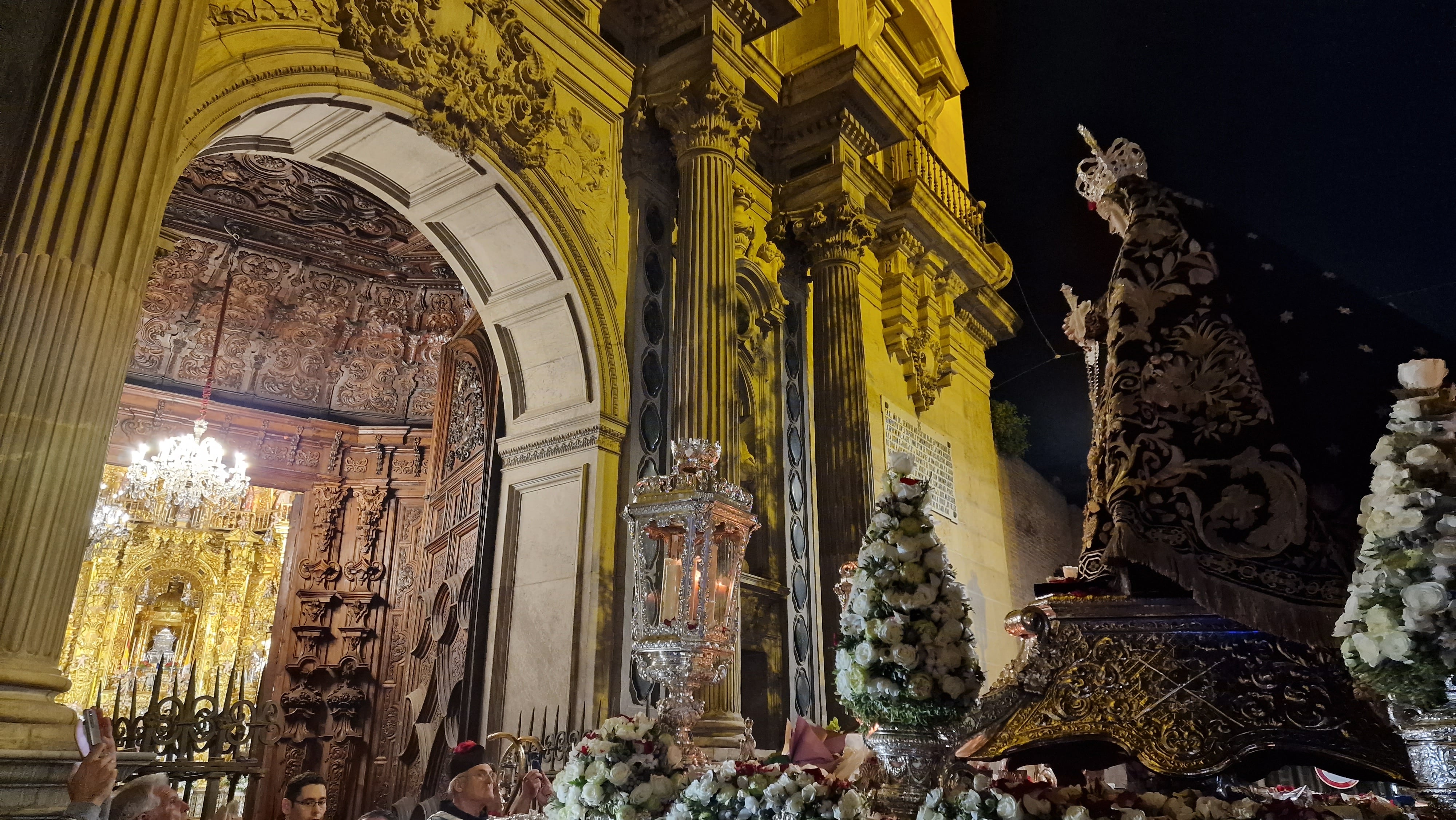 La Virgen de la Soledad Coronada ante la basílica de San Juan de Dios de Granada