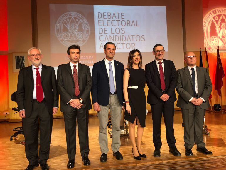 Los candidatos a rector de la UMU, de izquierda a derecha: Emilio Martínez, catedrático de Filosofía Moral;  Pablo Artal, catedrático de Óptica; Pedro Lozano, catedrático de Bioquímica; Encarna Talavera, moderadora del debate; José Luján, catedrático de D