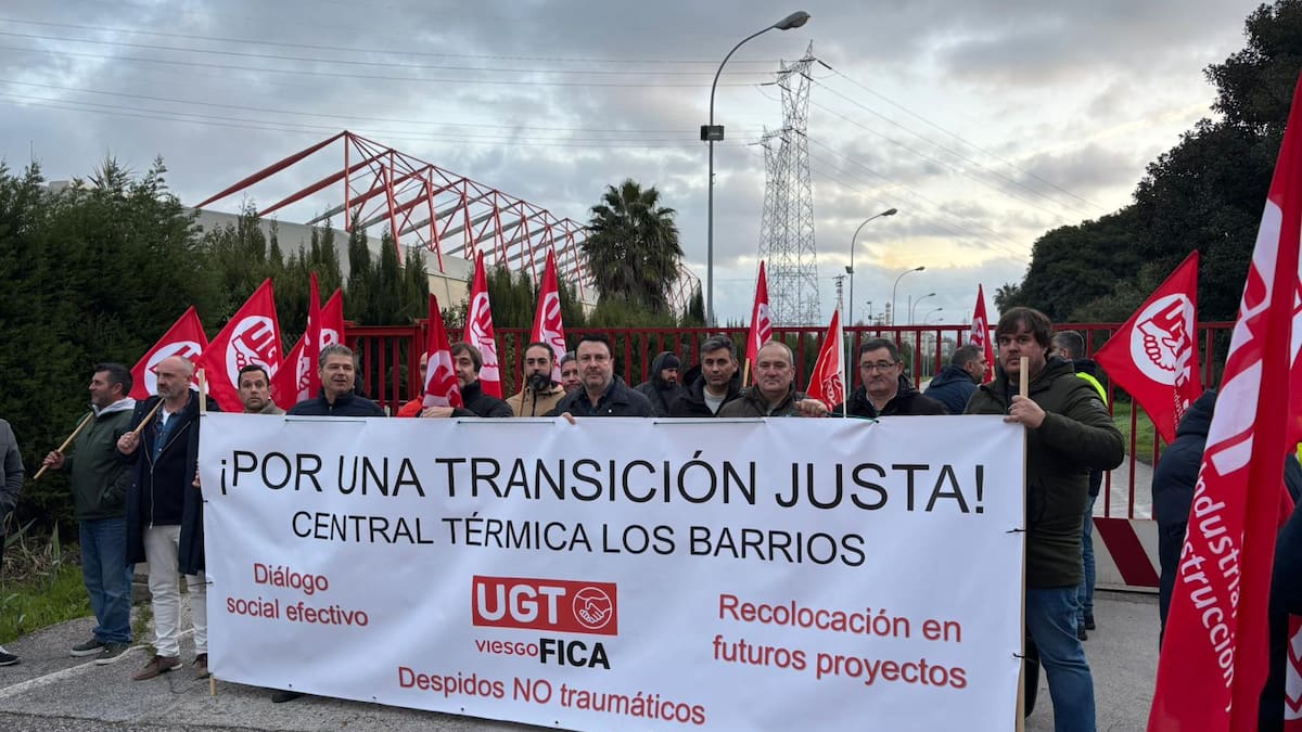 Concentración a las puertas de la Central Térmica de Los Barrios