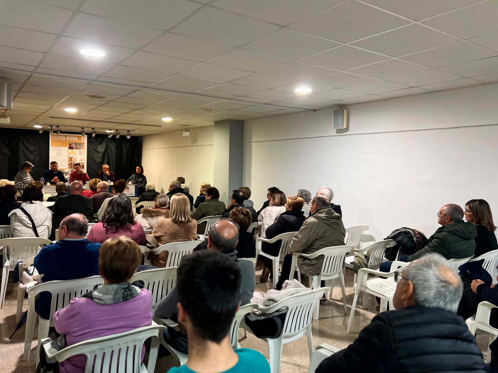 Numerosos vecinos acudieron a la reunión con representantes del gobierno municipal