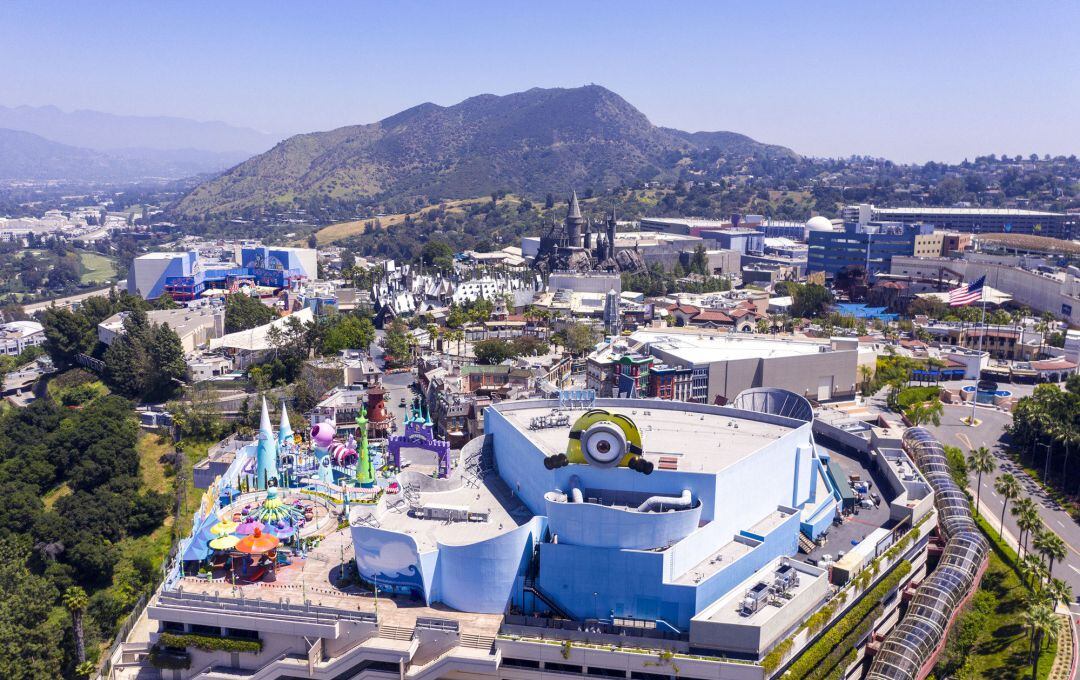 Imagen aérea del parque y los estudios Universal en los Ángeles vacios por el cierre debido al coronavirus