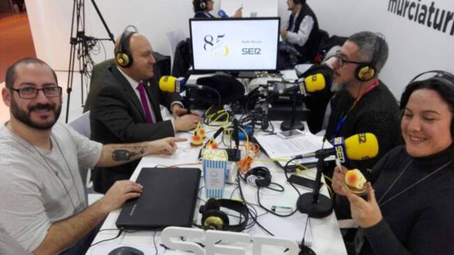 El alcalde de Cieza, Pascual Lucas, junto al equipo de SER Región de Murcia degustando las 'Ilusiones de Melocotón'