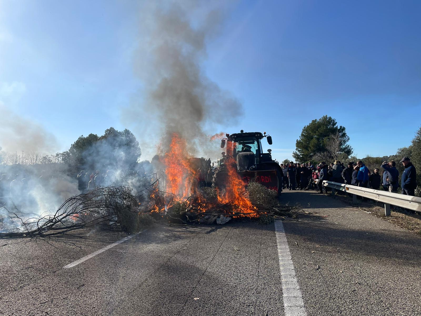 Tractors i barricades a l&#039;AP7, a l&#039;alçada de Pontós.