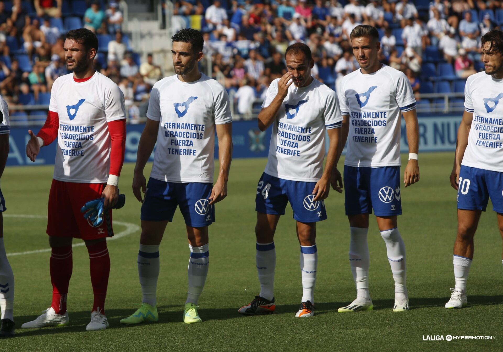 Los jugadores saltaron al césped con una camiseta alusiva en apoyo a la lucha contra el fuego.