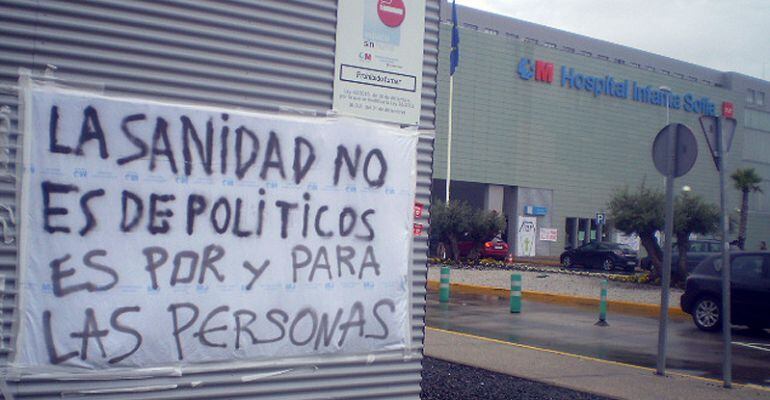 Movilización de la Marea Blanca frente al Hospital Infanta Sofía de San Sebastián de los Reyes