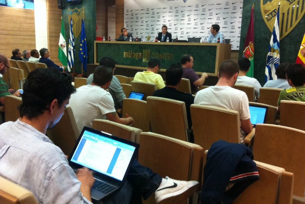El director general del Málaga, Vicente Casado, en la rueda de prensa que ha ofrecido de casi una hora de duración.