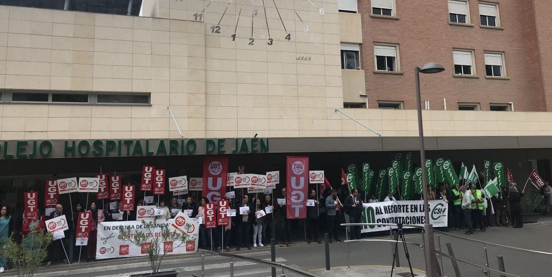 Los sindicatos se han manifestado a las puertas del Hospital Médico-Quirúrgico.