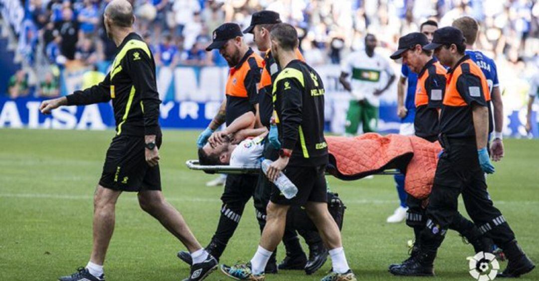 El jugador del Elche, Alexánder, fue retirado en camilla en Oviedo