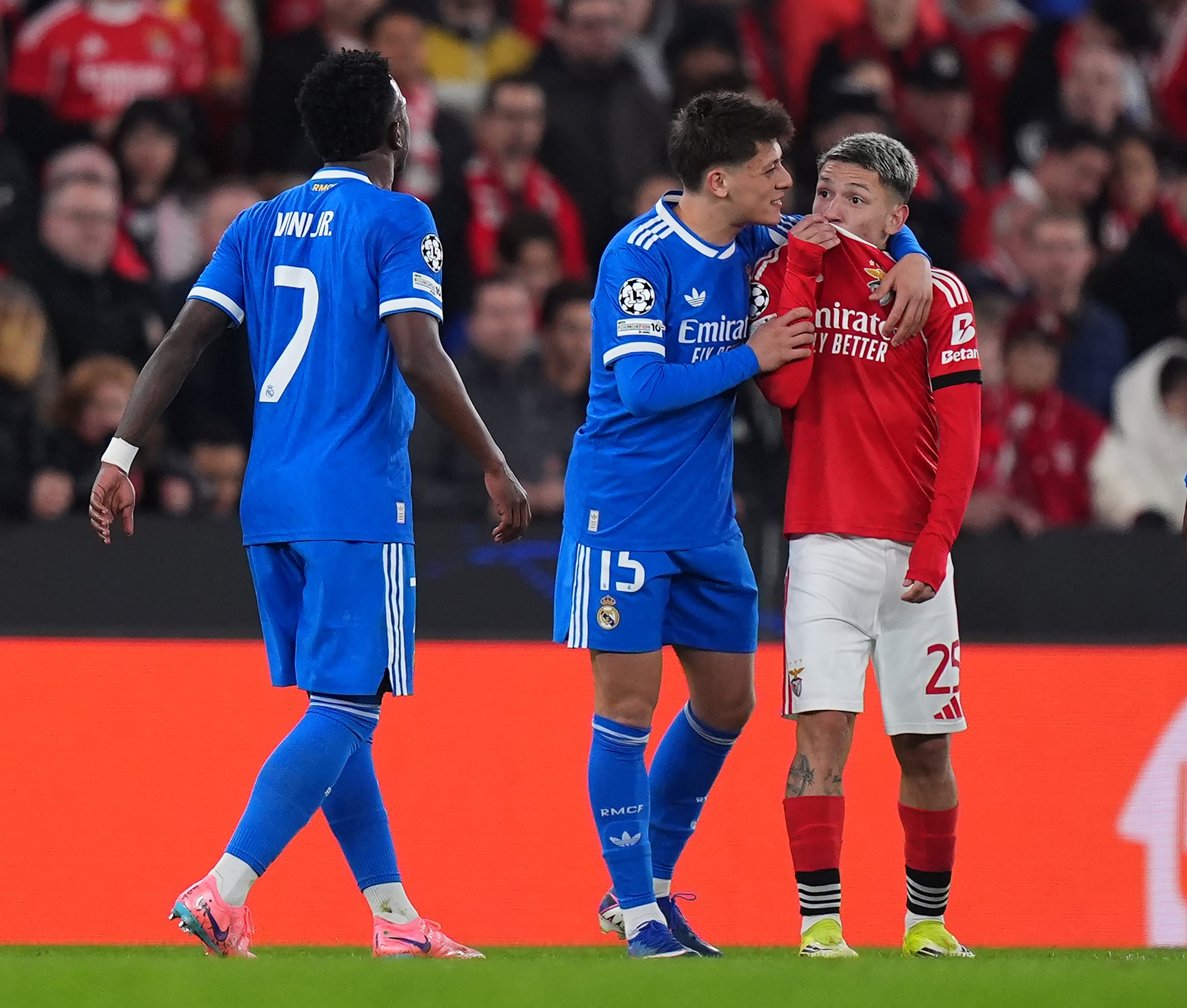 Gianluca Prestianni y Vinicius Junior, durante el partido. (Angel Martinez/Getty Images)