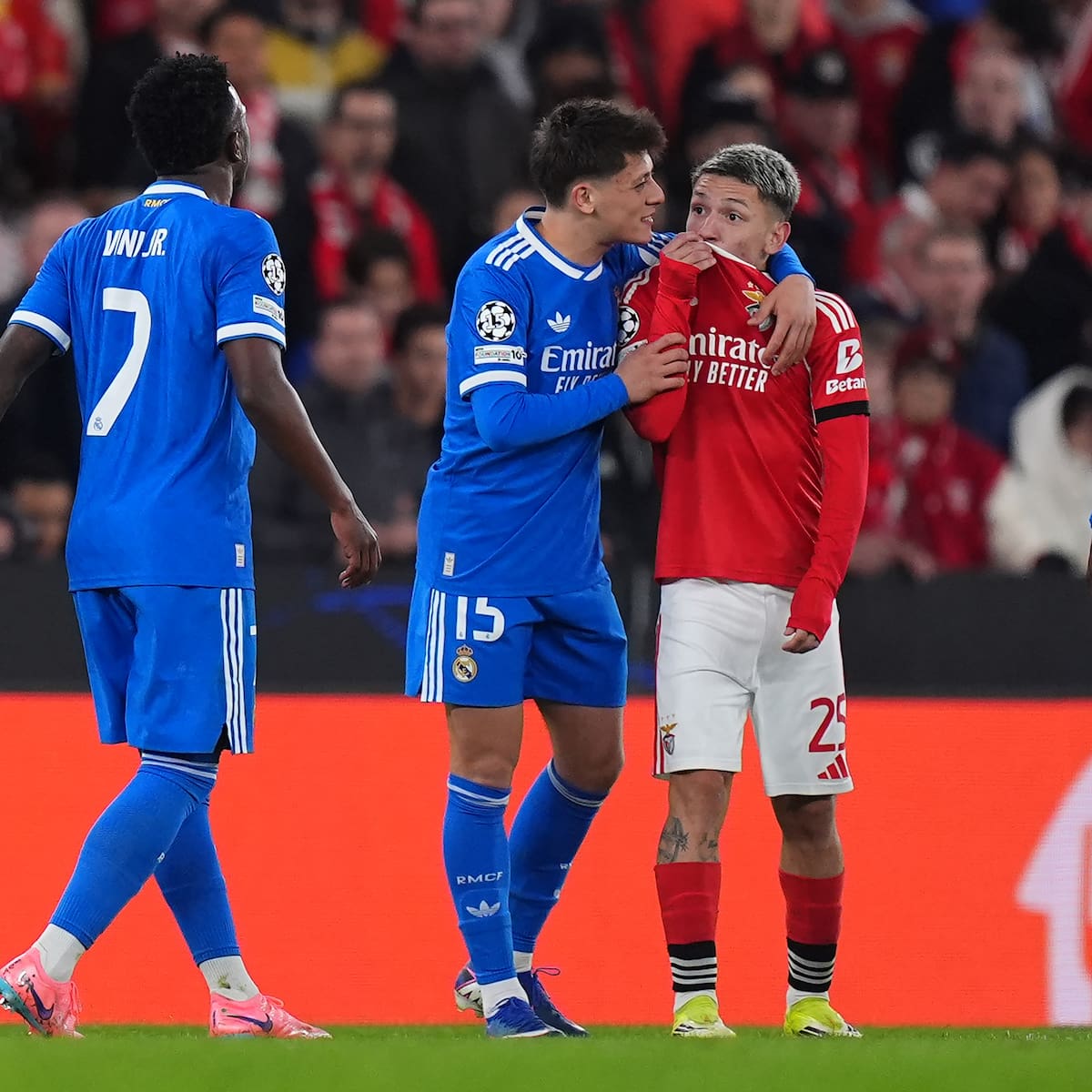 Iturralde aplaude la reacción de Vinicius tras denunciar insultos racistas de Prestianni: UEFA investigará, aunque la imagen vale para poco