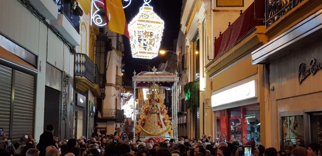 Imagen de la procesión en 2019 de la Virgen del Rocío de la Hermandad de Sevilla