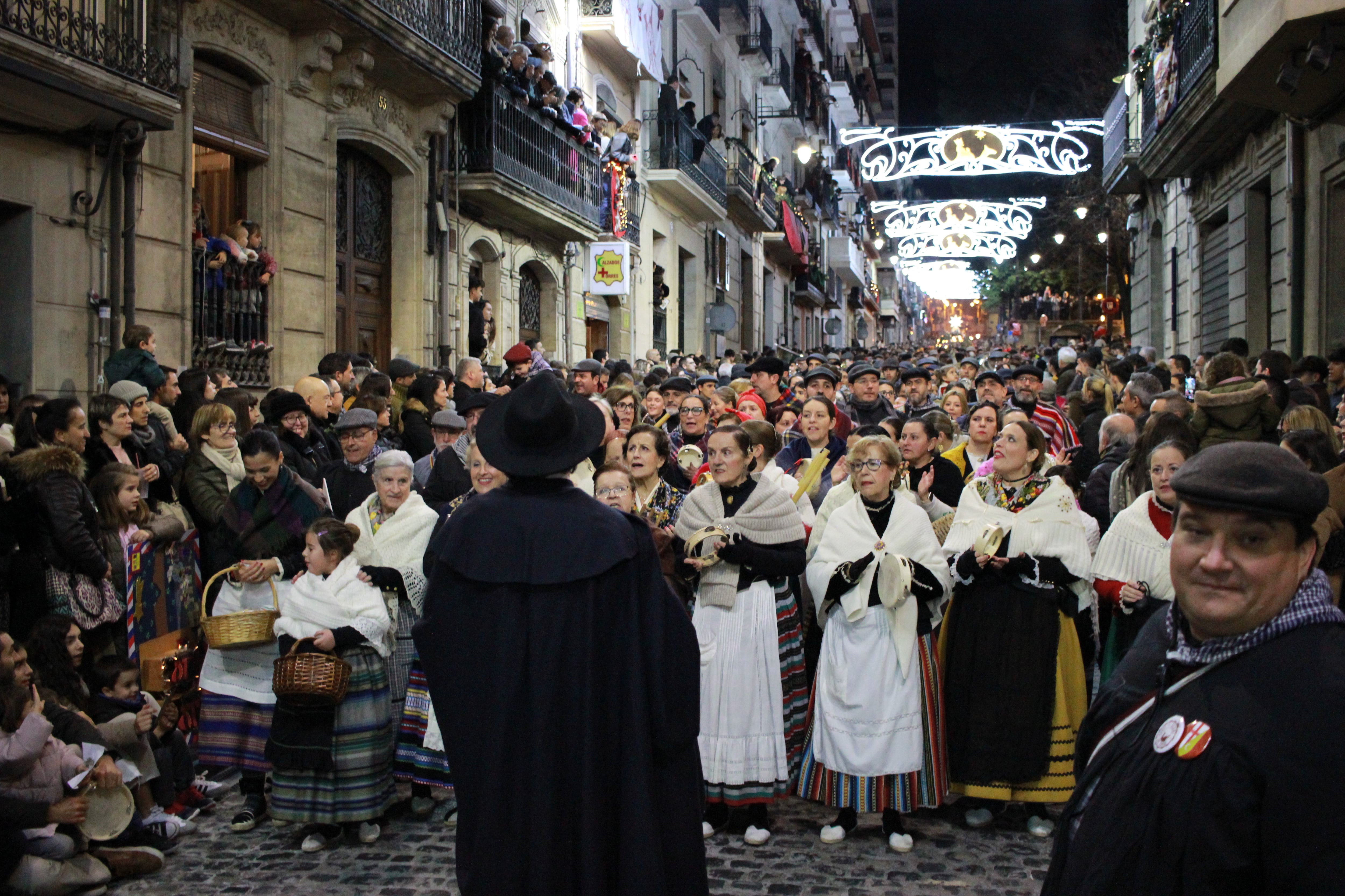 El Poble avanzando por la calle San Nicolás esta tarde en el acto del Bando Real.