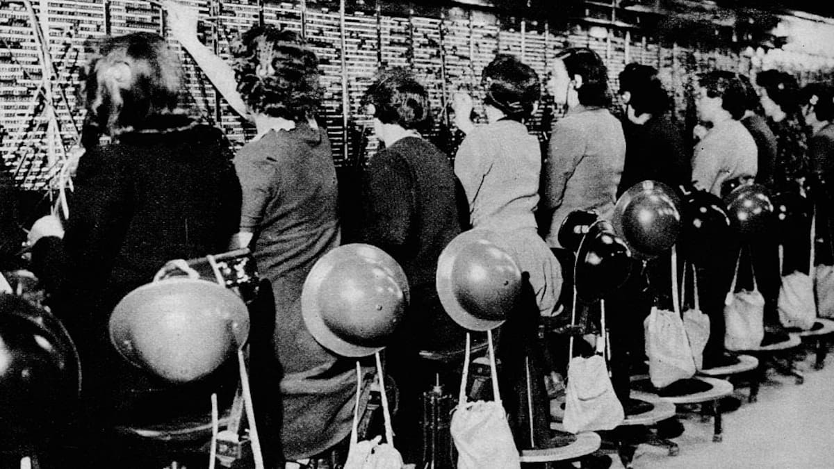 'Entrenando para la jubilación': María Luisa, la telefonista que conectaba Alicante con el resto de España