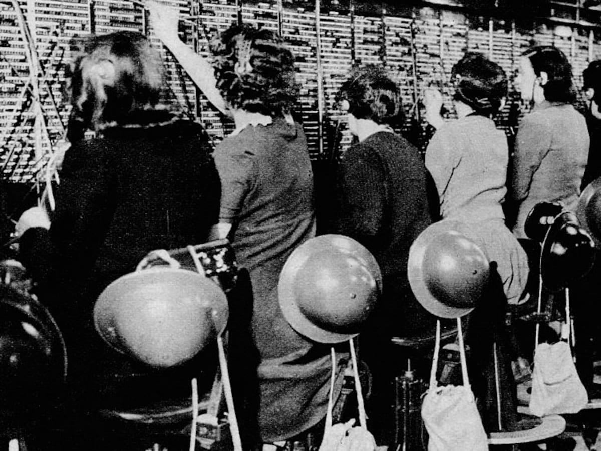 'Entrenando para la jubilación': María Luisa, la telefonista que conectaba Alicante con el resto de España