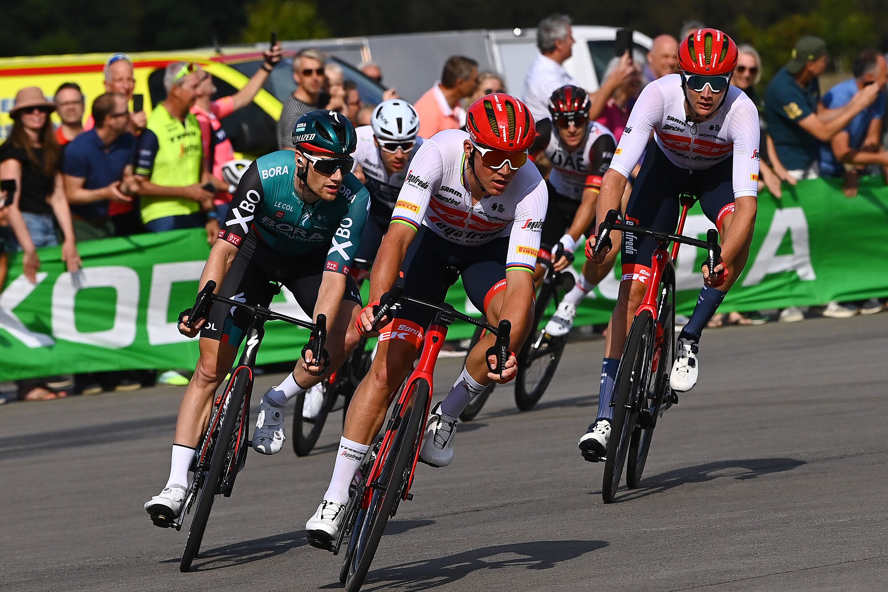 Sam Bennett, Mads Pedersen y Daan Hoole , durante la segunda etapa