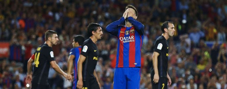 El defensa del F. C. Barcelona, Gerard Piqué, se lamenta de una ocasión fallada, durante el encuentro frente al Atlético de Madrid en el estadio del Camp Nou, en Barcelona.