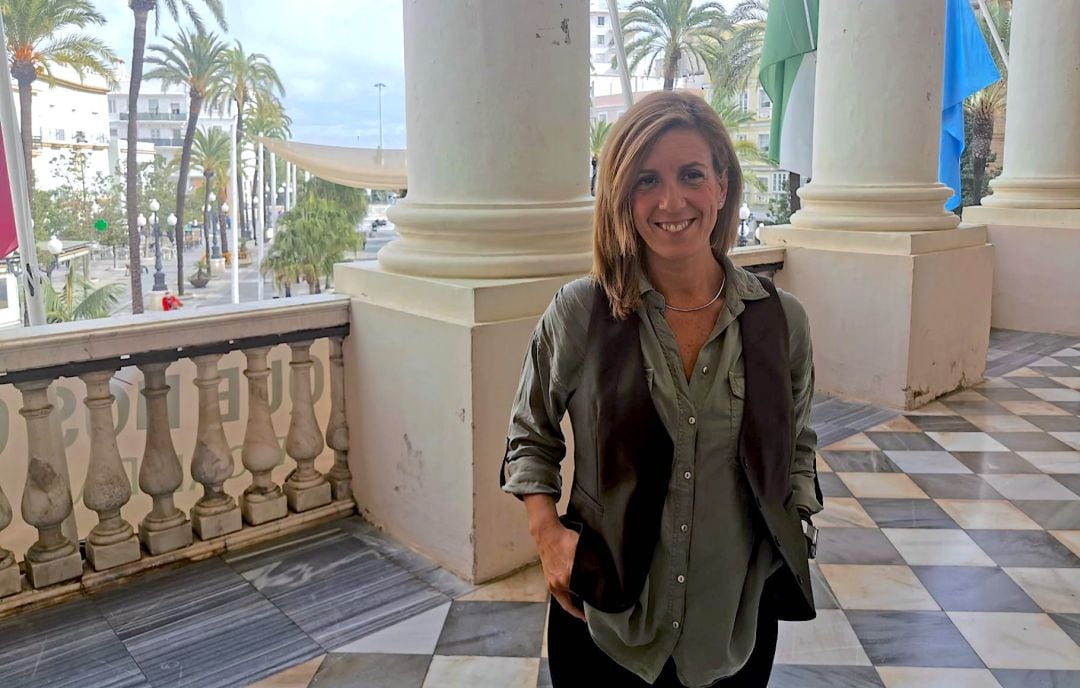 Mara Rodrígurez en el balcón del ayuntamiento de Cádiz