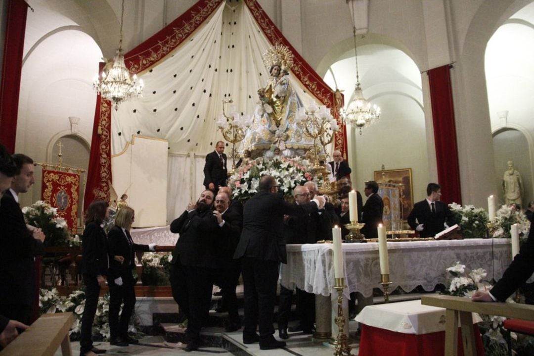 Los Santos Patronos estrenan nuevo trono