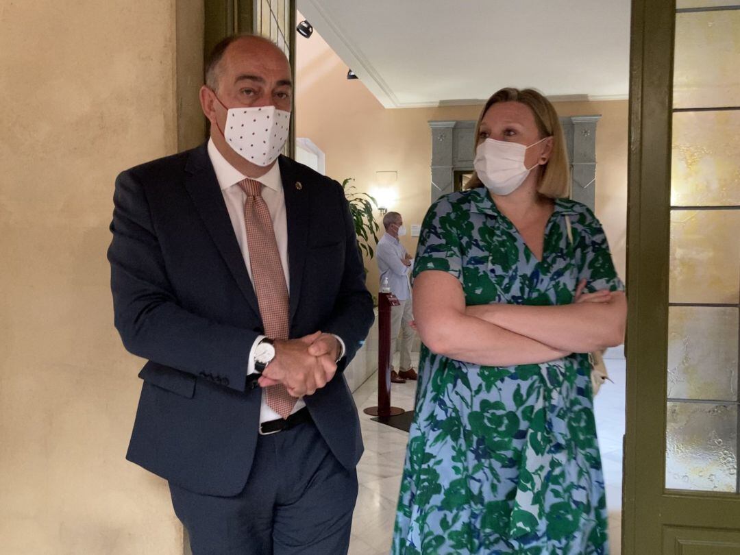 El presidente de la Diputación, Miguel Ángel de Vicente, junto a la consejera de Familia, Isabel Blanco