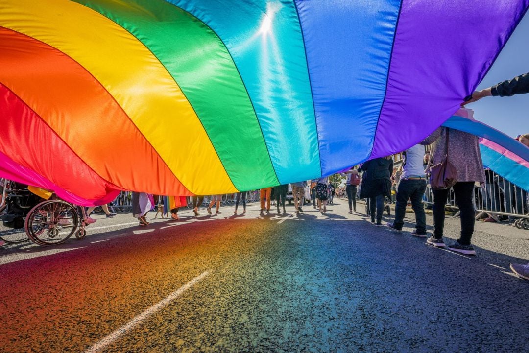 Jóvenes portando una bandera LGTBI