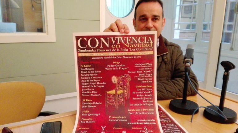 Jesús Atienza, presidente de la Peña Flamenca Los Cernícalos, con el cartel anunciador