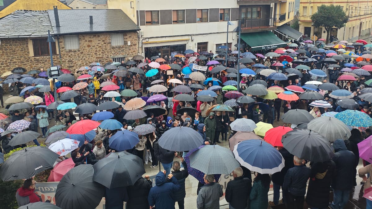 Más de medio millar de personas desafían a la lluvia en Toreno para exigir más recursos sanitarios