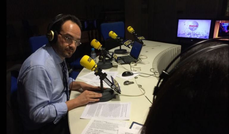 Àngels Barceló entrevista a Antonio Hernando, portavoz en el Congreso del PSOE, en los estudios de la Cadena SER en Madrid