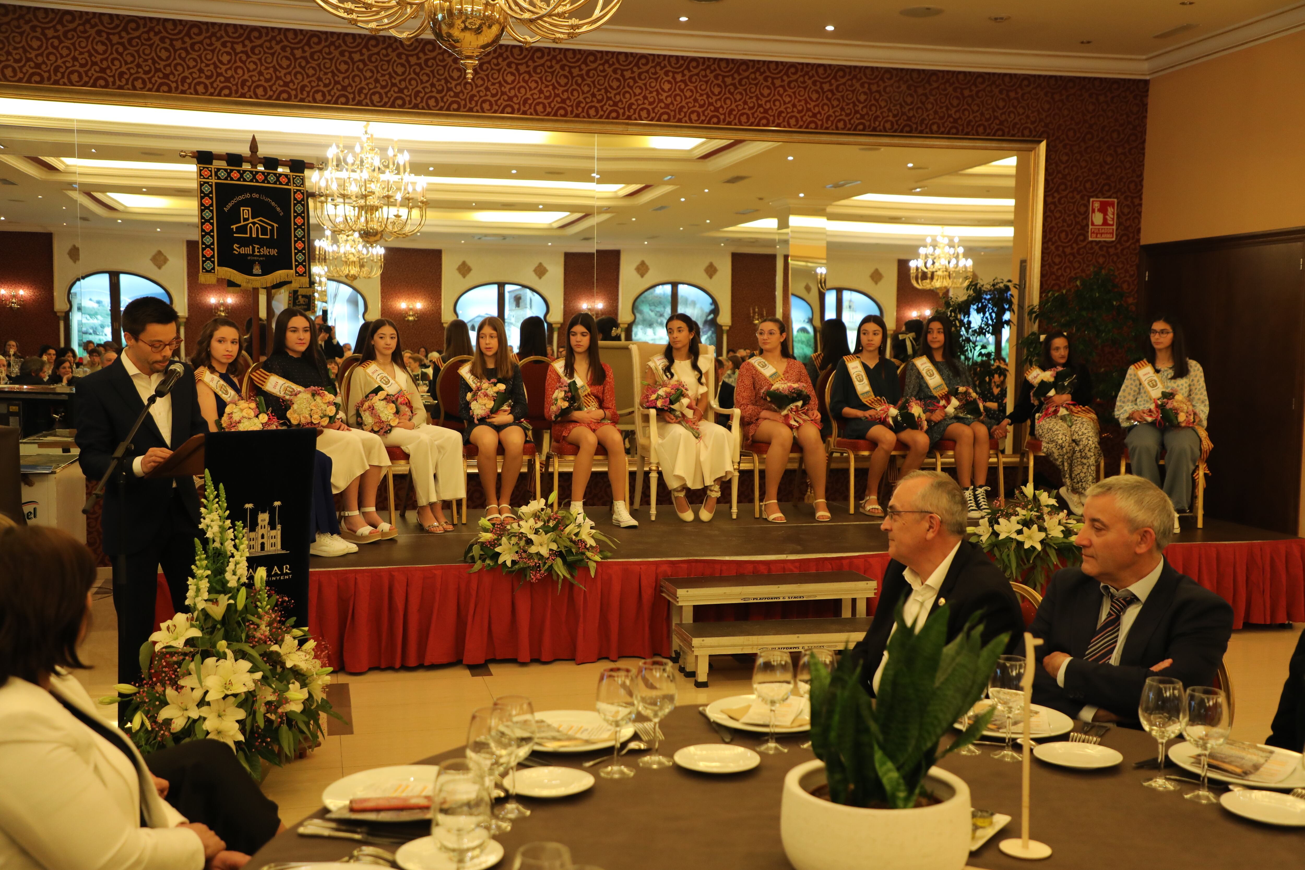 Moment del pregó de Carlos Vaello amb la reina i la cort al fons