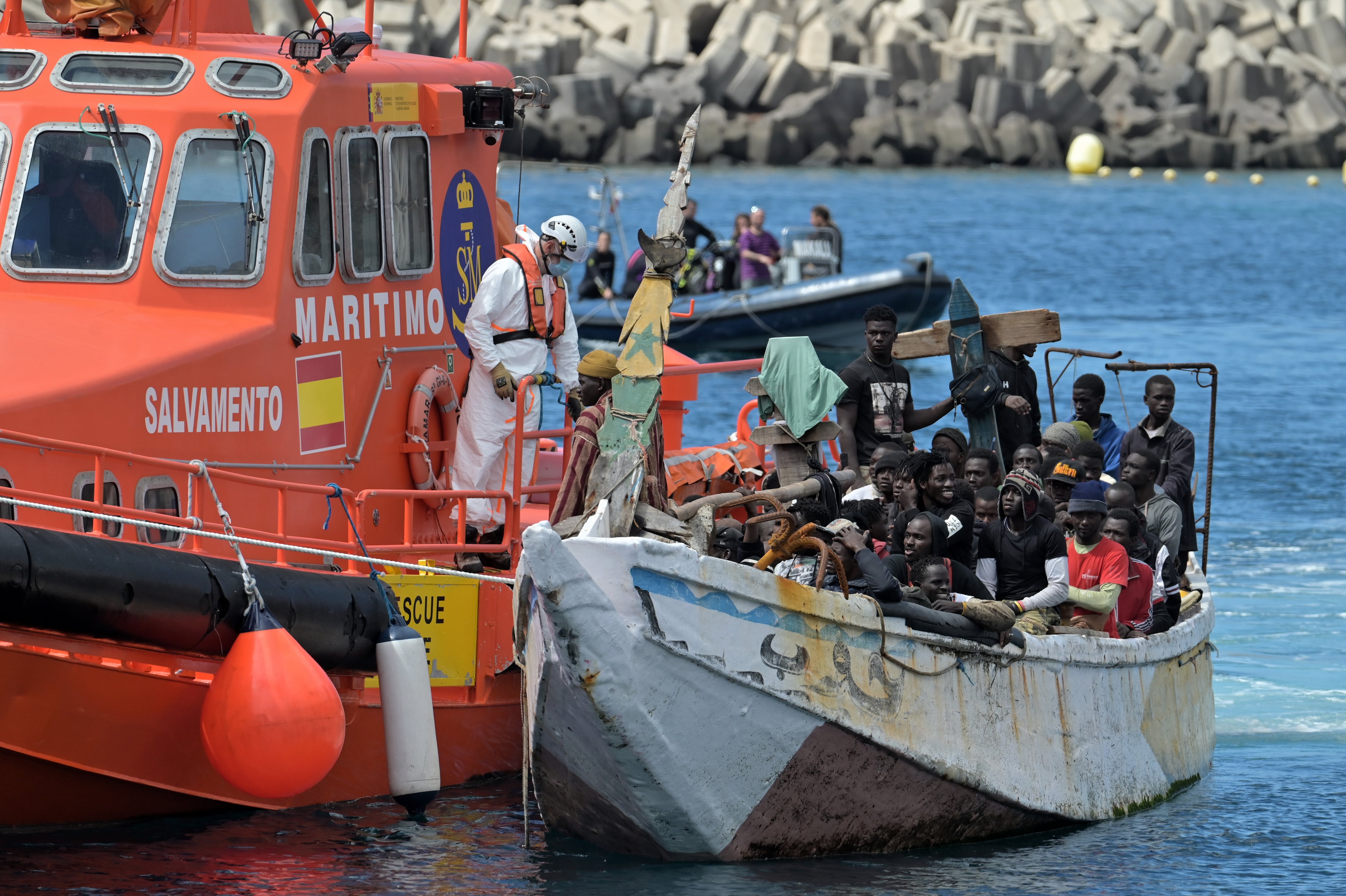 Llegada al puerto de La Restinga, de 70 inmigrantes rescatados este sábado por la embarcación de Salvamento Marítimo, Salvamar Adhara, en aguas cercanas a El Hierro. EFE/ Gelmert Finol