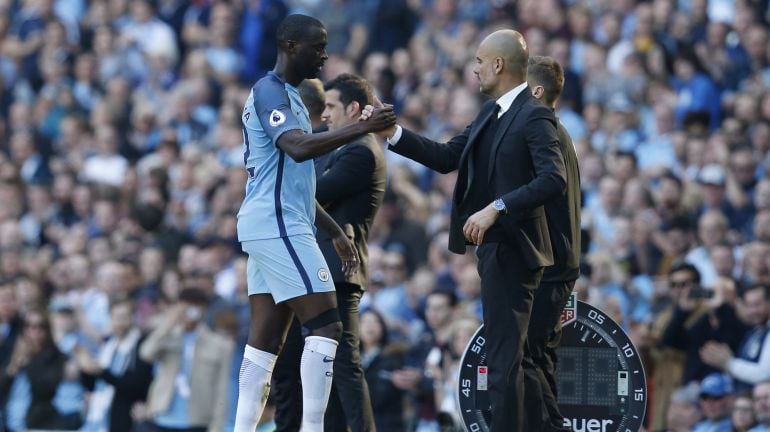 Yaya Touré saluda a Pep Guardiola 