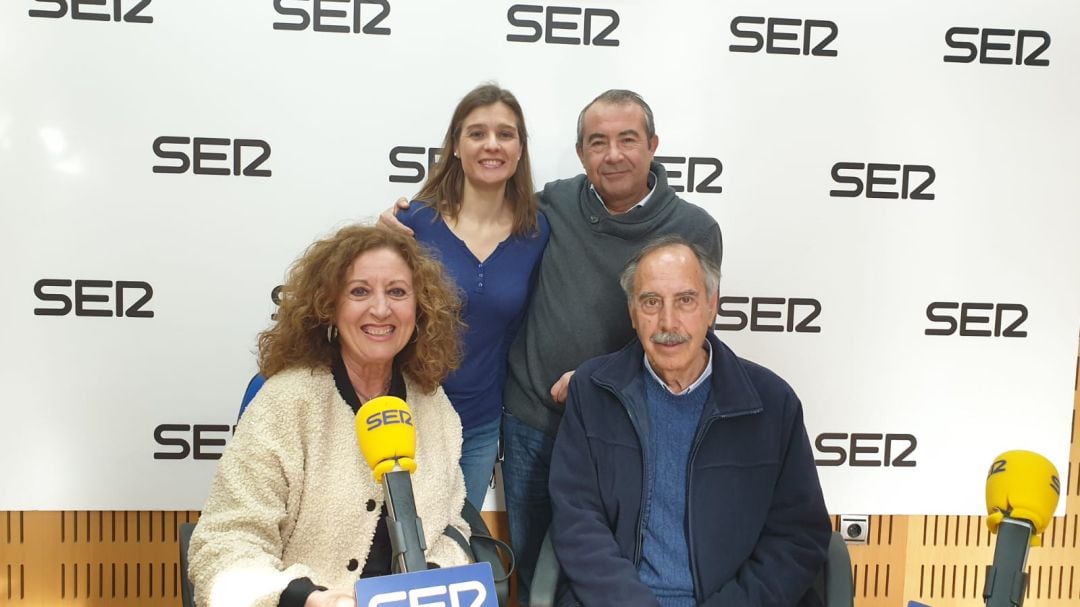 Tere Hernández y Enrique Ferrer (sentados), junto a Paqui Pérez y Joaquín Sánchez