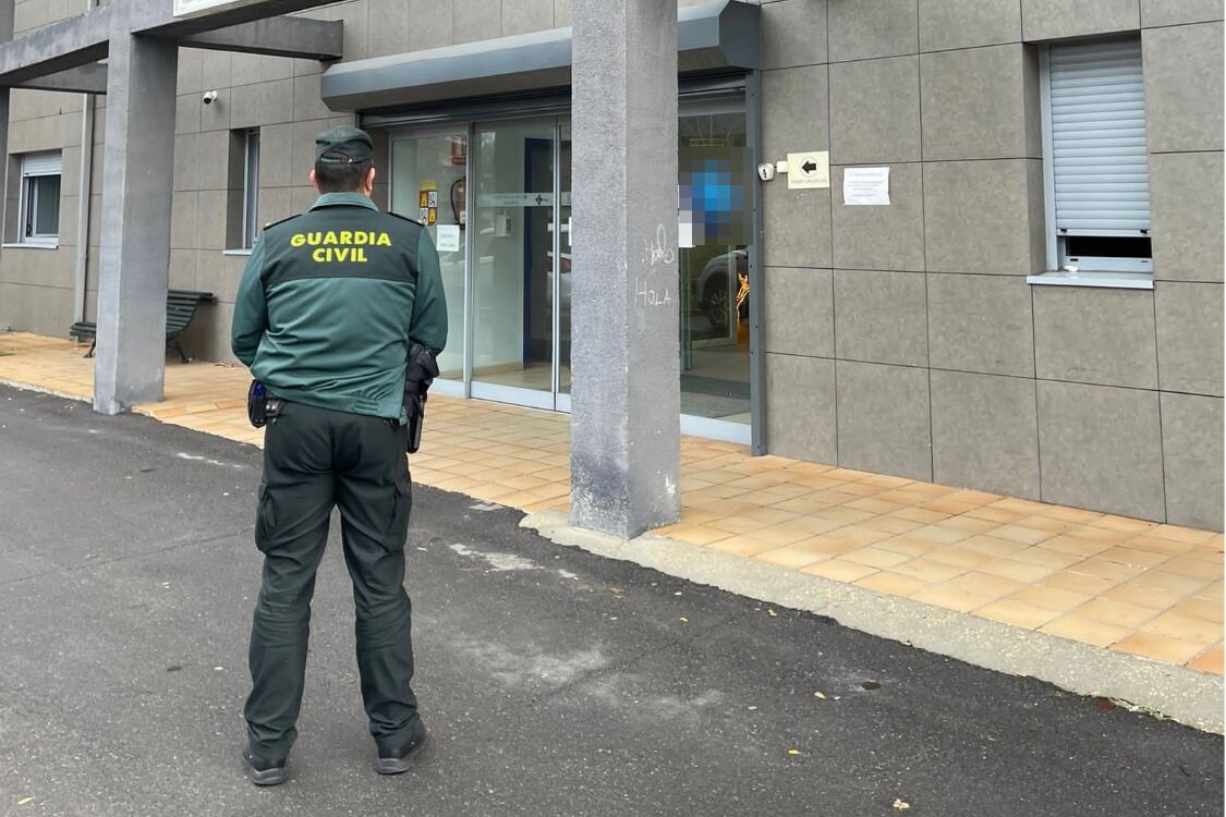 Un guardia civil a las puertas de centro de salud
