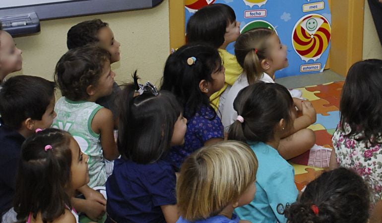 Además de escuchar con atención, los niños y niñas participan con entusiasmo en las sesiones de cuentacuentos