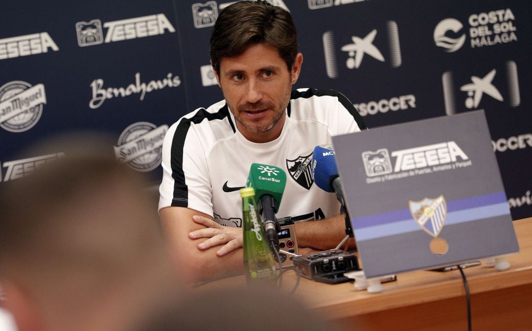 Víctor atiende a los medios en rueda de prensa