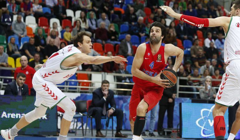 Milos Teodosic penetra a canasta ante la defensa del baskonista Johannes Voigtmann.