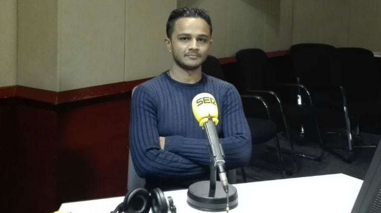 Abd Ur Rehman en los estudios de Radio Barcelona