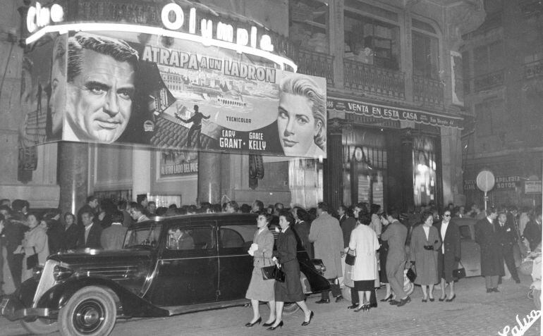 Fachada y cartel publicitario del cine Olympia, 1951