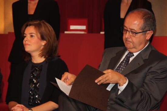 La presidenta en funcions, Soraya Sáenz de Santamaria i el conseller d'Empresa i Ocupació, Felip Puig, en el transcurs de l'acte de lliurament dels premis Carles Ferrer Salat de Foment