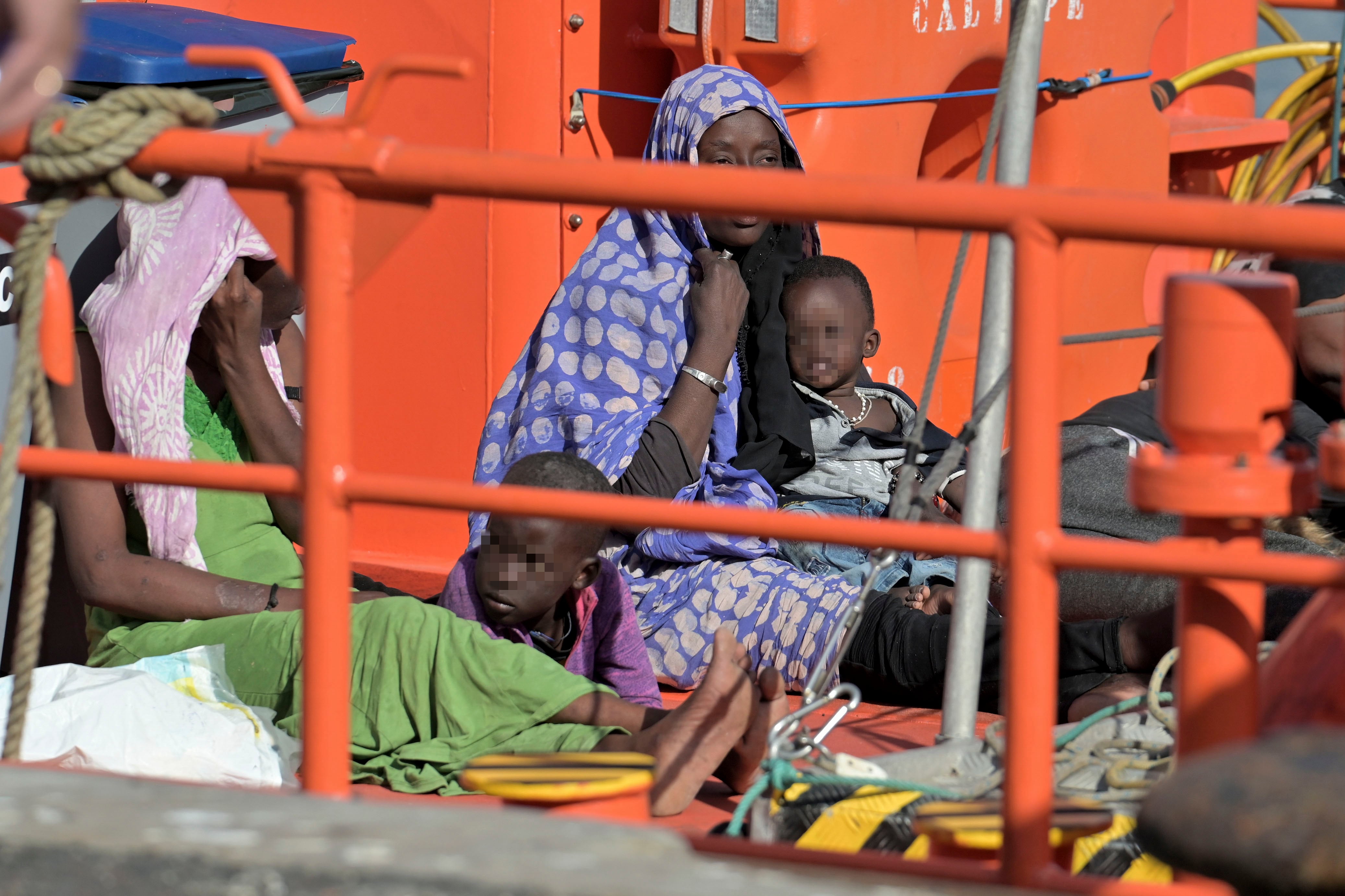 GRAFCAN3990. LA RESTINGA (EL HIERRO), 18/09/2024.- Varios migrantes a bordo de un buque de Salvamento Marítimo llegan este miércoles a El Hierro tras el rescate de un cayuco con 57 inmigrantes a bordo, entre ellos tres mujeres y cuatro menores. EFE/Gelmert Finol
