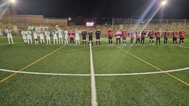 Los dos equipos y el trío arbitral en el saludo inicial
