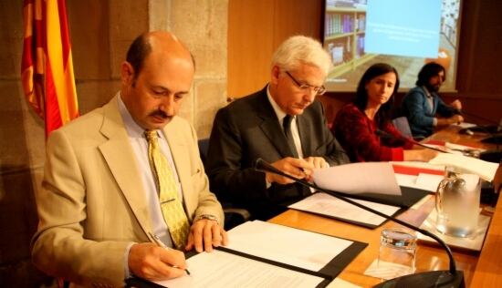 El president del Gremi de Llibreters, Antoni Daura, i el conseller de Cultura, Ferran Mascarell, signen el conveni de col·laboració, acompanyats per la directora del Servei de Biblioteques Públiques, Carme Fenoll