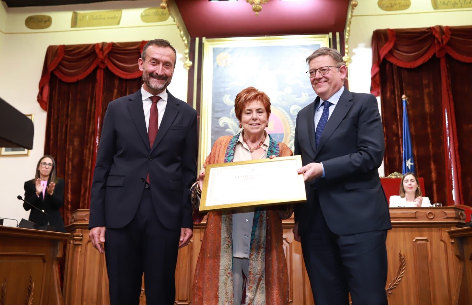 President de la Generalitat, Ximo Puig, alcalde de Elche, Carlos González y viuda de Tomás Vives, Candelaria López