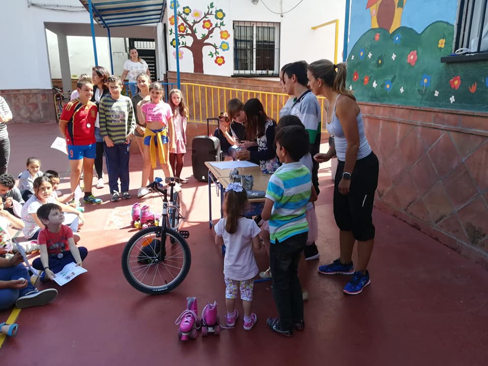 Archivo. Alumnos del centro rondeño realizando actividades en el patio del colegio