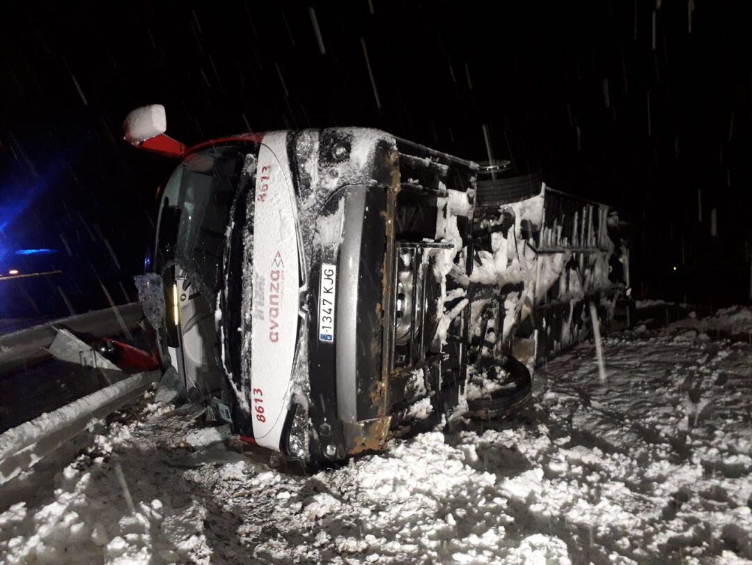 El autobús, tras el vuelco, quedó cruzado en la calzada