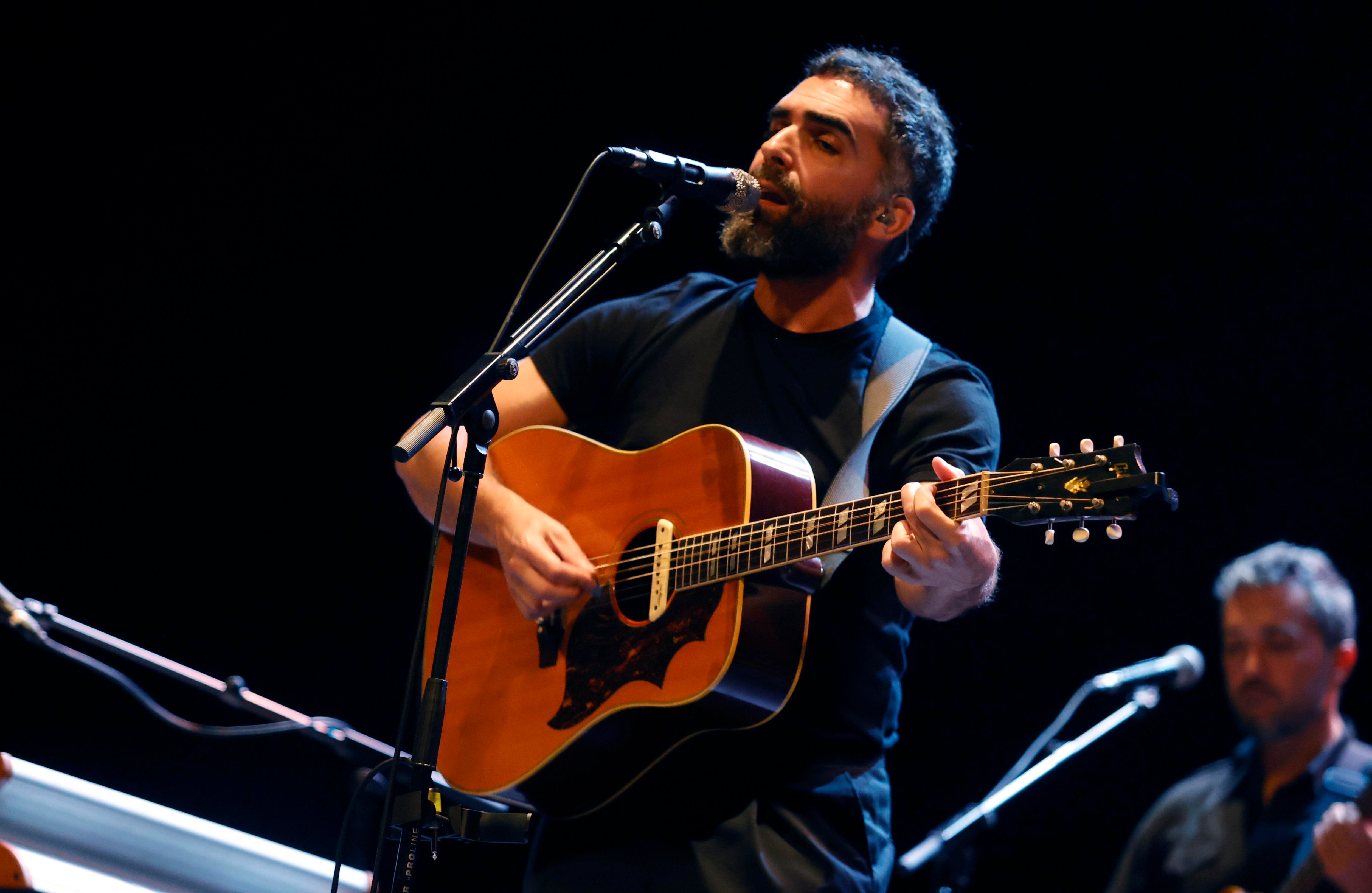 FERROL, 16/06/2023.- El músico Jero Romero regresa a los escenarios casi siete años después con un nuevo trabajo, &quot;Miracoloso&quot;, que presenta en una pequeña gira que recala en el teatro Jofre de Ferrol.-EFE/ Kiko Delgado