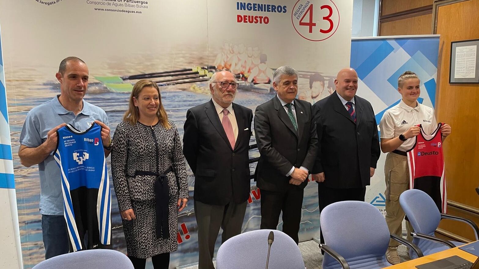 Responsables de la regata Ingenieros-Deusto, durante la presentación