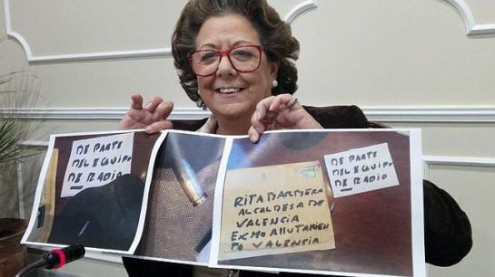 Imagen de archivo cuando en 2015 Rita Barberá recibió una bala cuando todavía era alcaldesa.