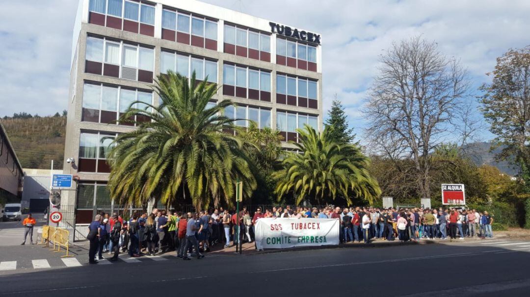 Trabajadores de Tubacex, concentrados frente a la factoría de Llodio