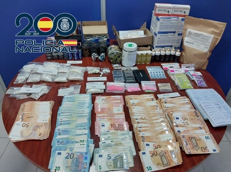 La Policía Nacional desmantela un punto de venta de droga en el barrio de Russafa, en València.