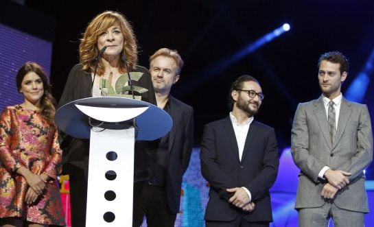 Varios miembros del equipo de la serie &quot;El tiempo entre costuras&quot;, recogen el Premio Ondas.